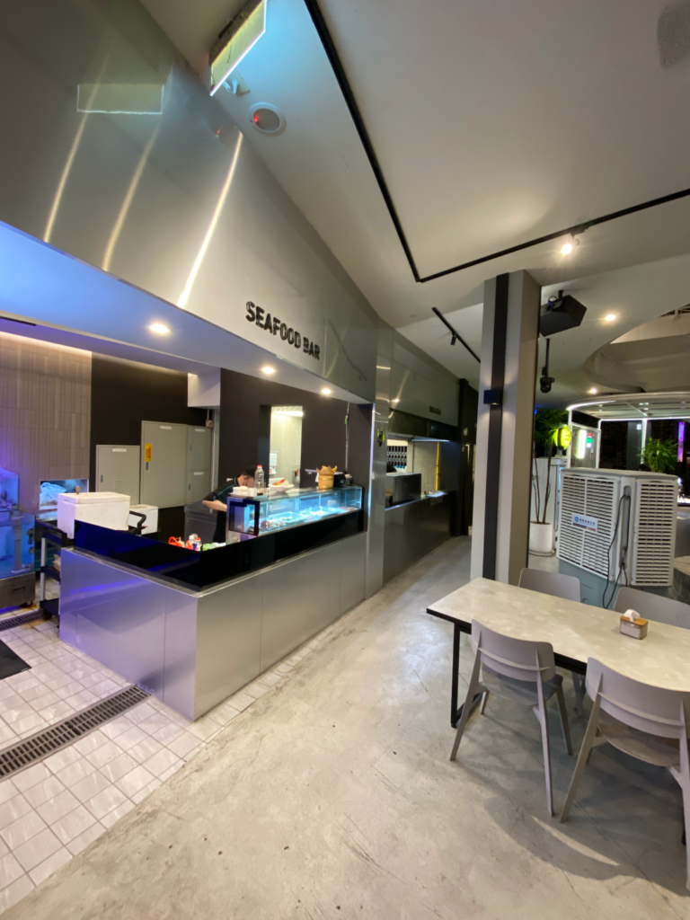 碳所 SEAFOOD BAR 海鮮吧檯與用餐桌椅