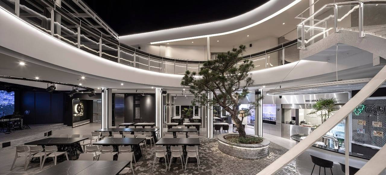 碳所音樂餐廳一樓用餐區與旋轉樓梯全景