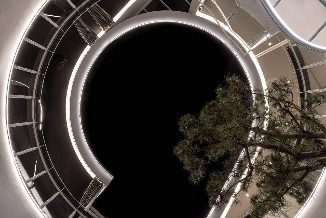碳所音樂餐廳環形天頂與夜空視角